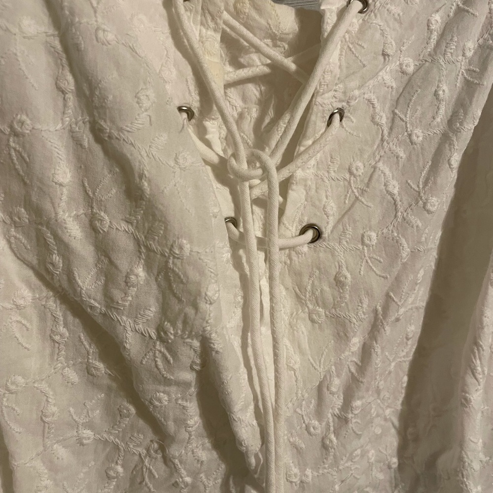 White cotton, embroidered sleeveless top. 2X.